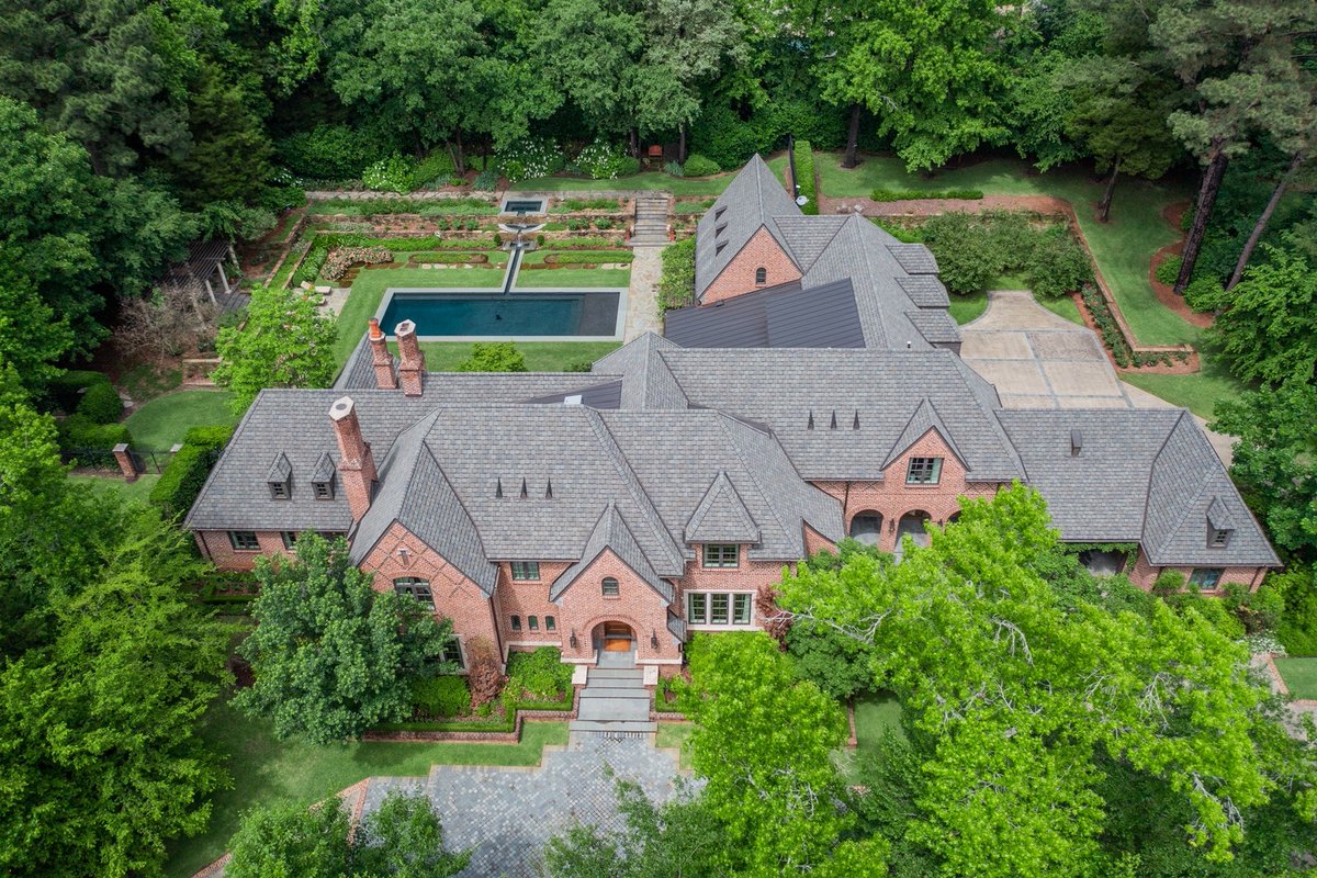 Luxurious tudor home in gated community in Texas! 
This equisite home features 4 bedrooms, 6 bathrooms, vaulted ceiings, formal dining, gourmet kitchen, game room and much more! It all sits on 3.6 acres of lush landscaping and formal gardens. unitedcountry.com/Home-in-Town/t…