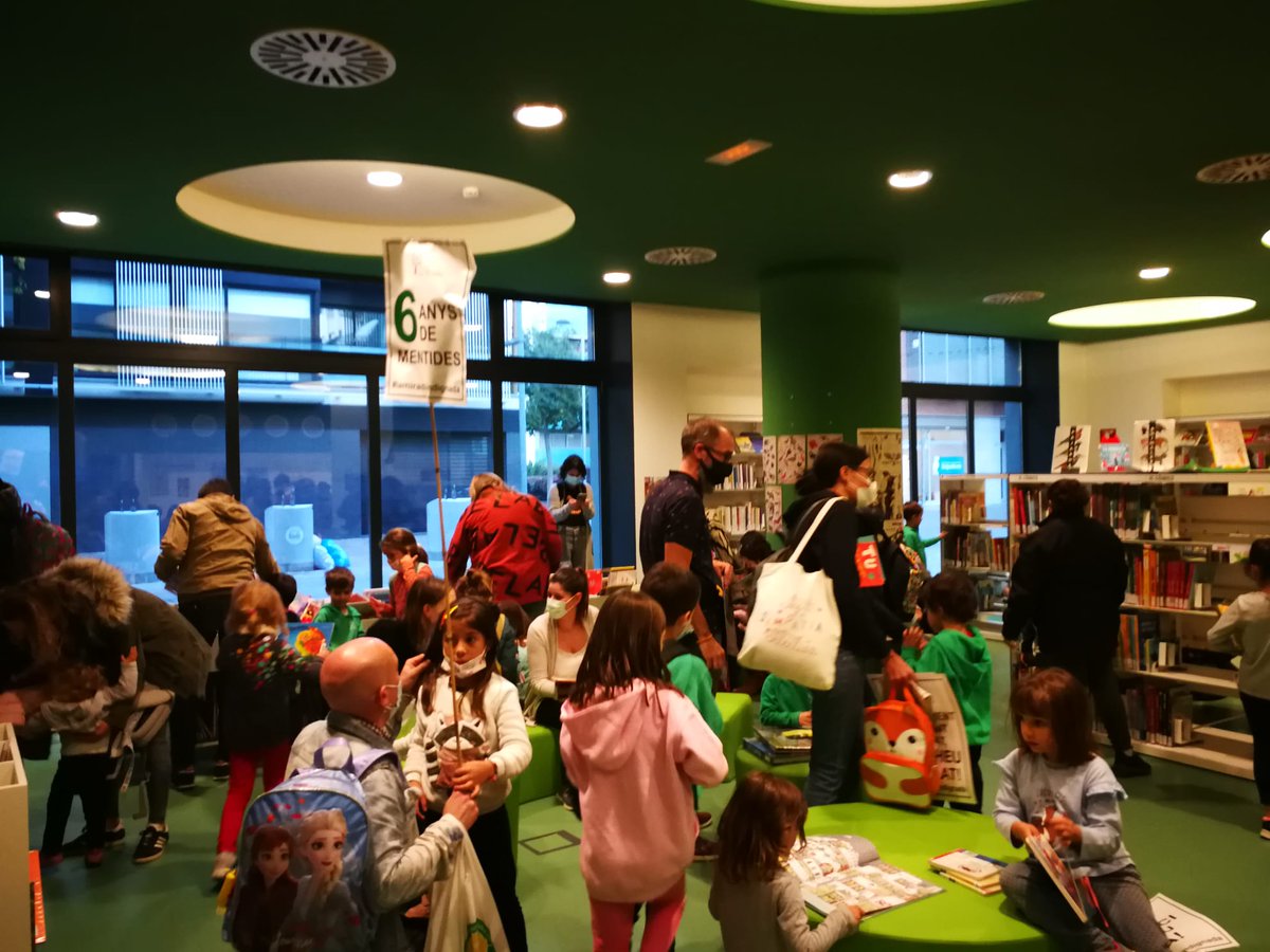 AfaLaMirada's tweet photo. Hem d'anar a la @bibliotequesstc Miquel Batllori per poder triar i remenar llibres... 
@ajsantcugat @pgorina1 @mireiaingla @fraduchaltet @JosepGCambray Esteu jugant amb l'educació de les nostres filles i fills... No us fa vergonya?
#LaMiradaIndignada #VolemunaescolaJA https://t.co/07O9WoKONm