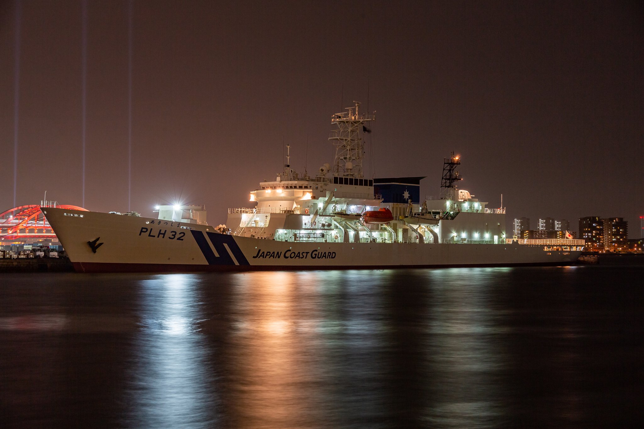つよし 神戸港に停泊中のplh 32 あきつしま なぜか船橋前の40mmが外されている ただヘリ格納庫上のは載せたまま ドック入り 詳細不明なので記録まで 海上保安庁 海保 巡視船 Plh Plh32 あきつしま 写真 写真で伝えたい私の世界 神戸港