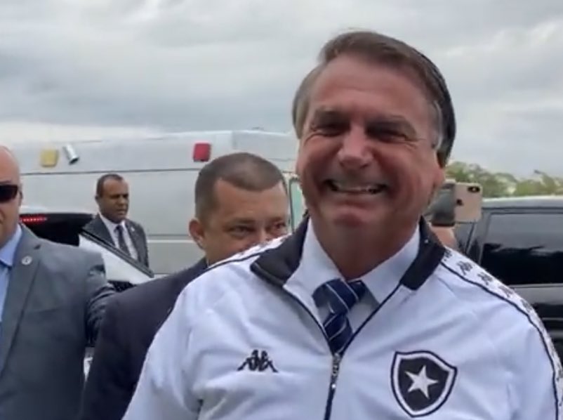futtmais's tweet photo. O presidente Jair Bolsonaro saiu para dar entrevistas hoje e surpreendeu os jornalistas ao sair com casaco do Botafogo. https://t.co/D9wNbw6UAJ
