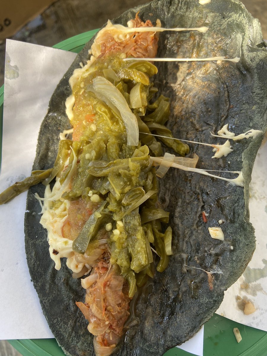 alexvazquez38's tweet photo. El arte de ser chilango; quesadilla de tinga CON QUESO @burritoconcoca 😋 #BatasPijamasYPoderoso https://t.co/sZJo6rHMF8