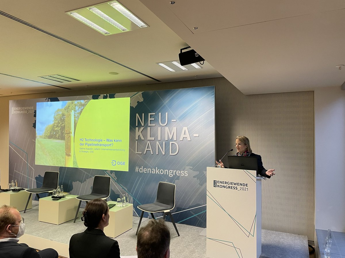 OpenGridEurope's tweet photo. „In und um Europa gibt es ausreichend Potenzial zur #Wasserstoff Erzeugung. Über Pipelines kommt er dann kostengünstig zu uns“, sagt @SabineAugustin, Leiterin Unternehmensentwicklung &amp; Strategie beim #denakongress. #NeuKlimaLand https://t.co/P74mKtgXxE