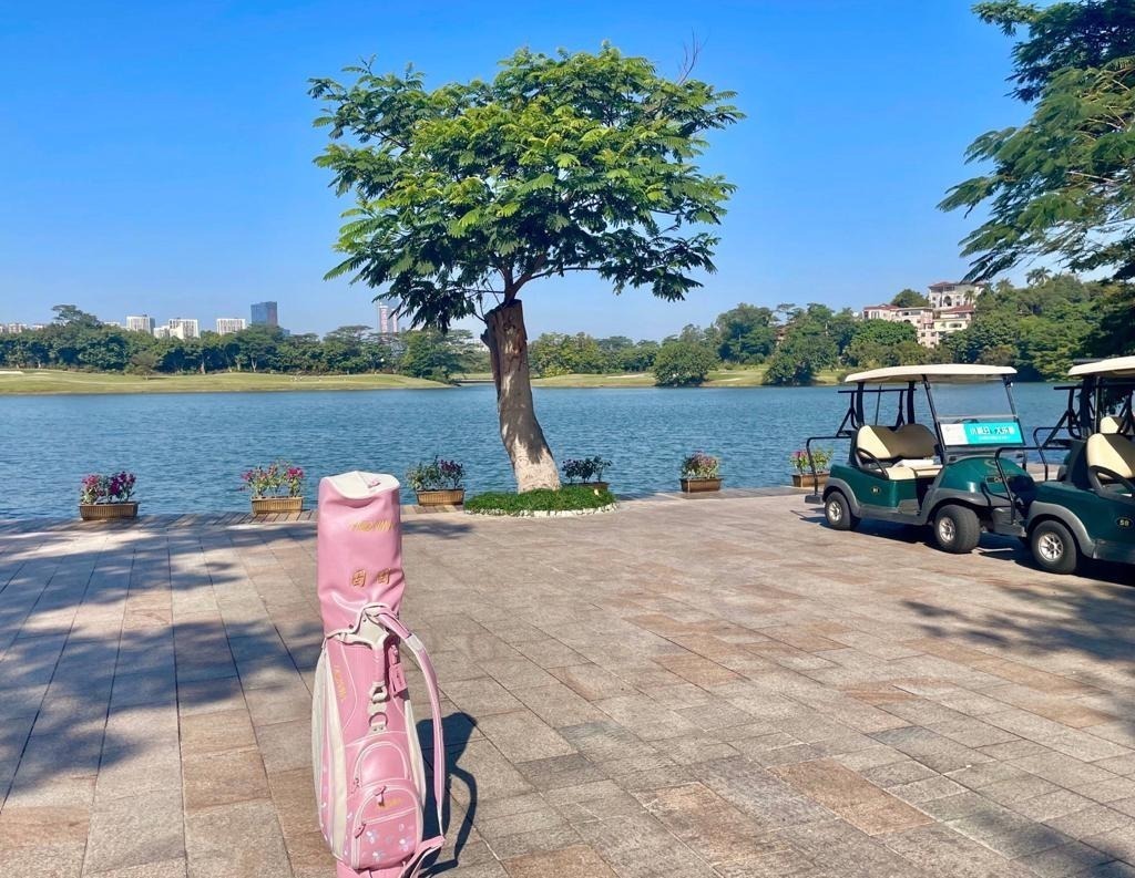 Play golf with your best friends😊😉😊