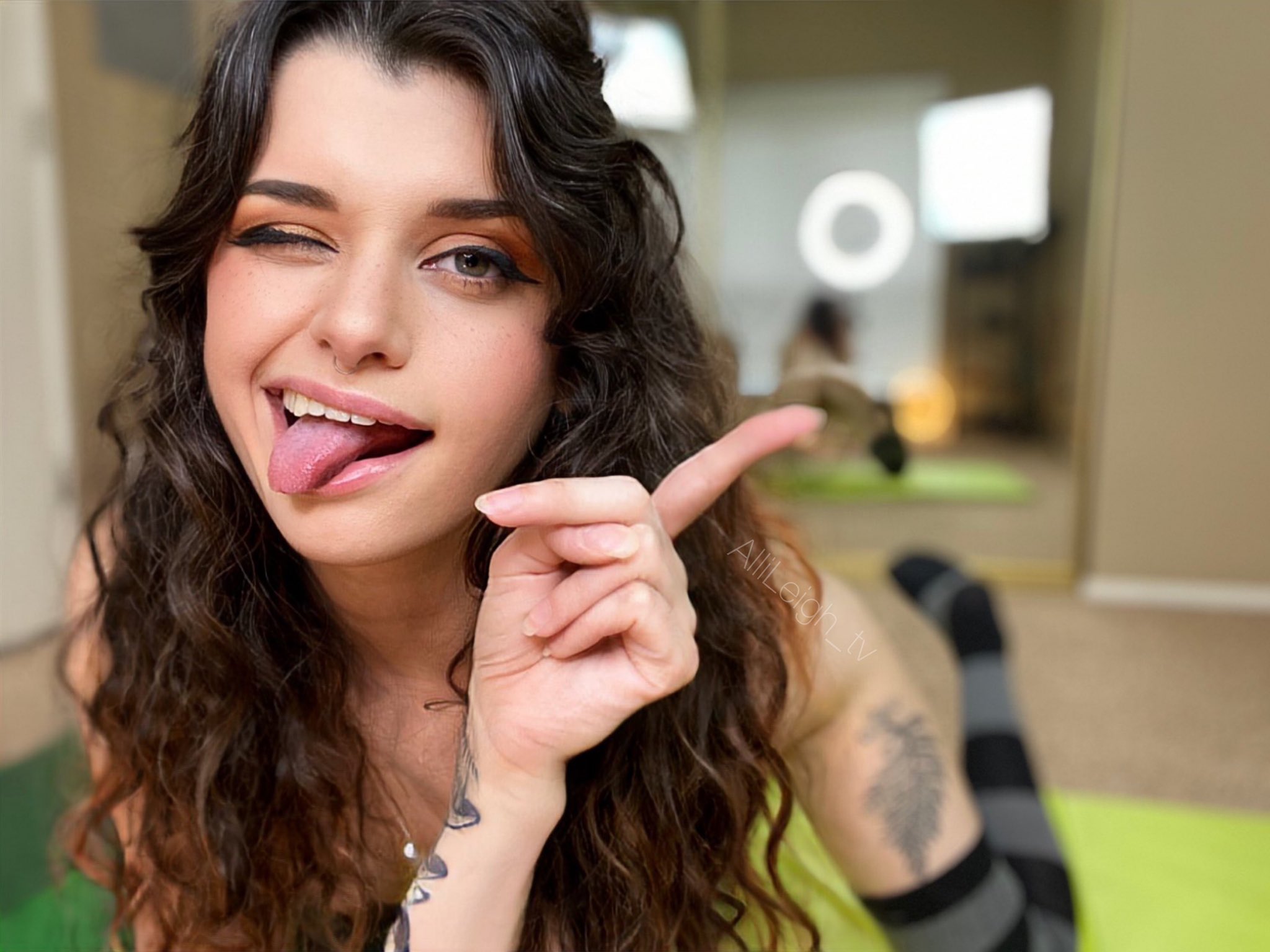 Alli Leigh ❄️🛷 on X: RT if you'd boop my booty 🍑  t.cozSbF9lErLo  X