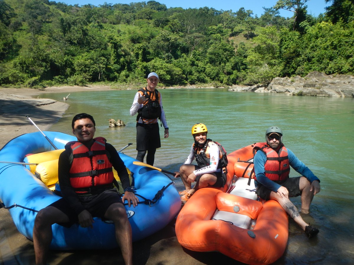SASalinasRodrig's tweet photo. Del #rafting de ayer en el Río Teapa entre la frontera de #Chiapas y #Tabasco. Un #riolibre (#freeflowingriver) con bello paisaje, #agua color turqueza, gravas y arenas que moldean un cauce muy divertido. Vimos dos parejas de #nutrias, un par muy curioso se acercó mucho 🌊💦 https://t.co/BOV3TxmFMt