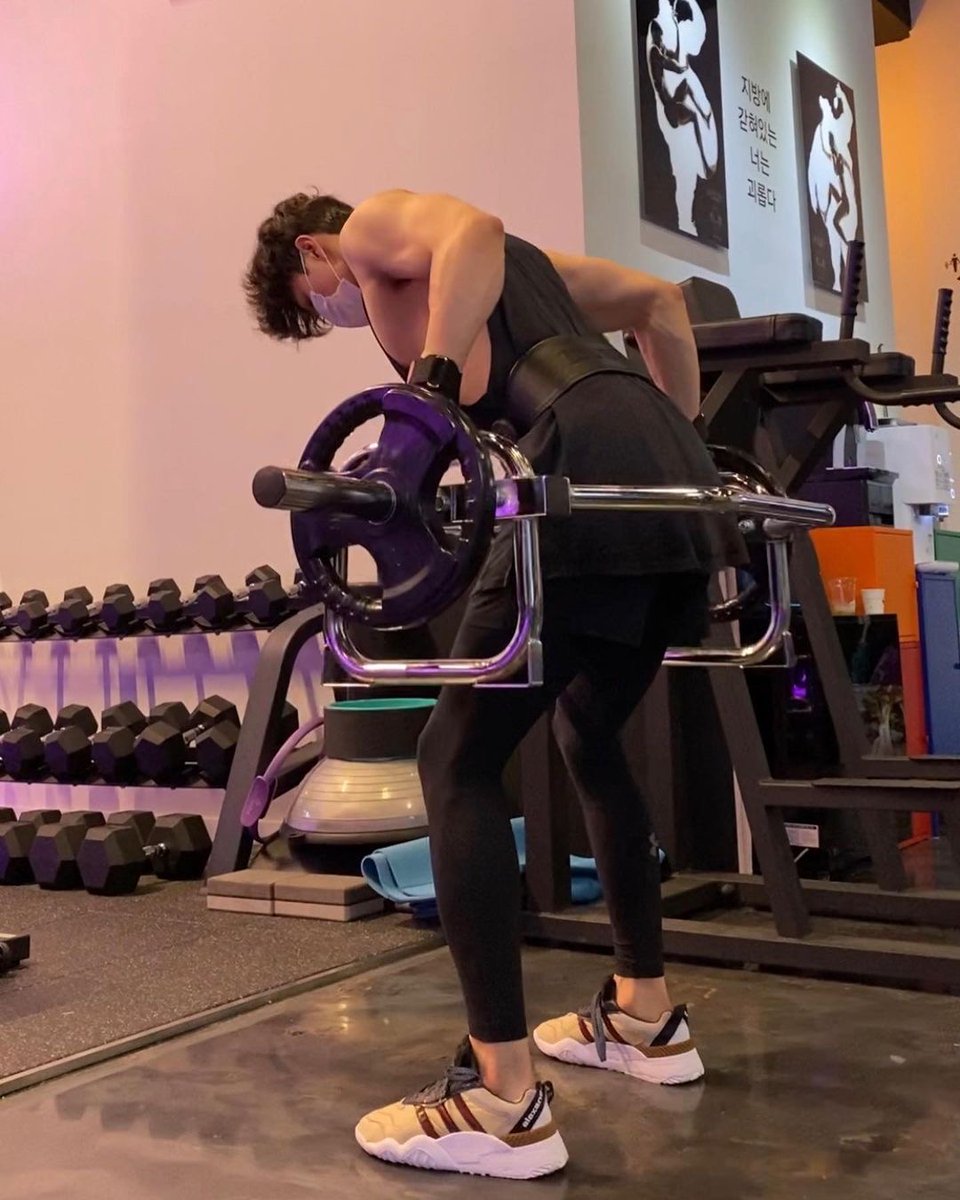 noraeriver's tweet photo. 1. OP basically said that if u think the weight of the barbell kang lifted is 40kg, the answer is 60kg according to people who likes going to the gym and kang replied 'hoho.. im not (reaching) on that (60kg) extent yet.. i think it's 40kg... heh' 

(OP talking abt these pics 😇) https://t.co/KsRuazWEV7
