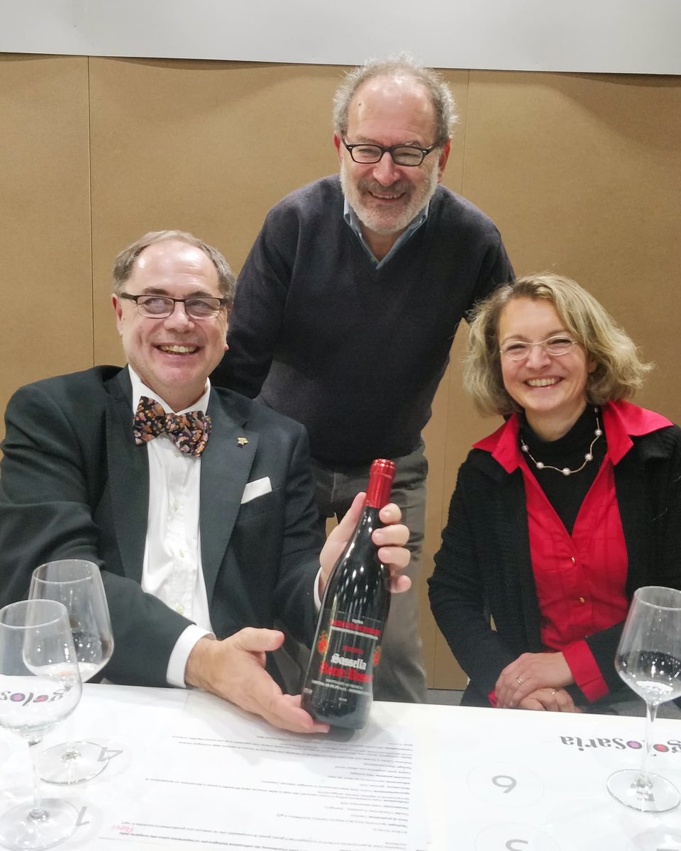 arpepe1860's tweet photo. Siamo davvero emozionati per questa giornata a @Golosaria: con la degustazione ๐ง๐ผ๐ฝ ๐ฑ๐ฒ๐ถ ๐ง๐ผ๐ฝ ๐'๐๐บ๐ผ๐๐ถ๐ผ๐ป๐ฒ ๐ฑ๐ฒ๐น ๐ฉ๐ถ๐ป๐ผ @Massolon e @marcogatti23 ricordano il nostro papร con il #Sassella #RocceRosse 1996, premiato nei #TopHundred nel 2004! #Golosaria #Valtellina https://t.co/mhYOJLWRyP