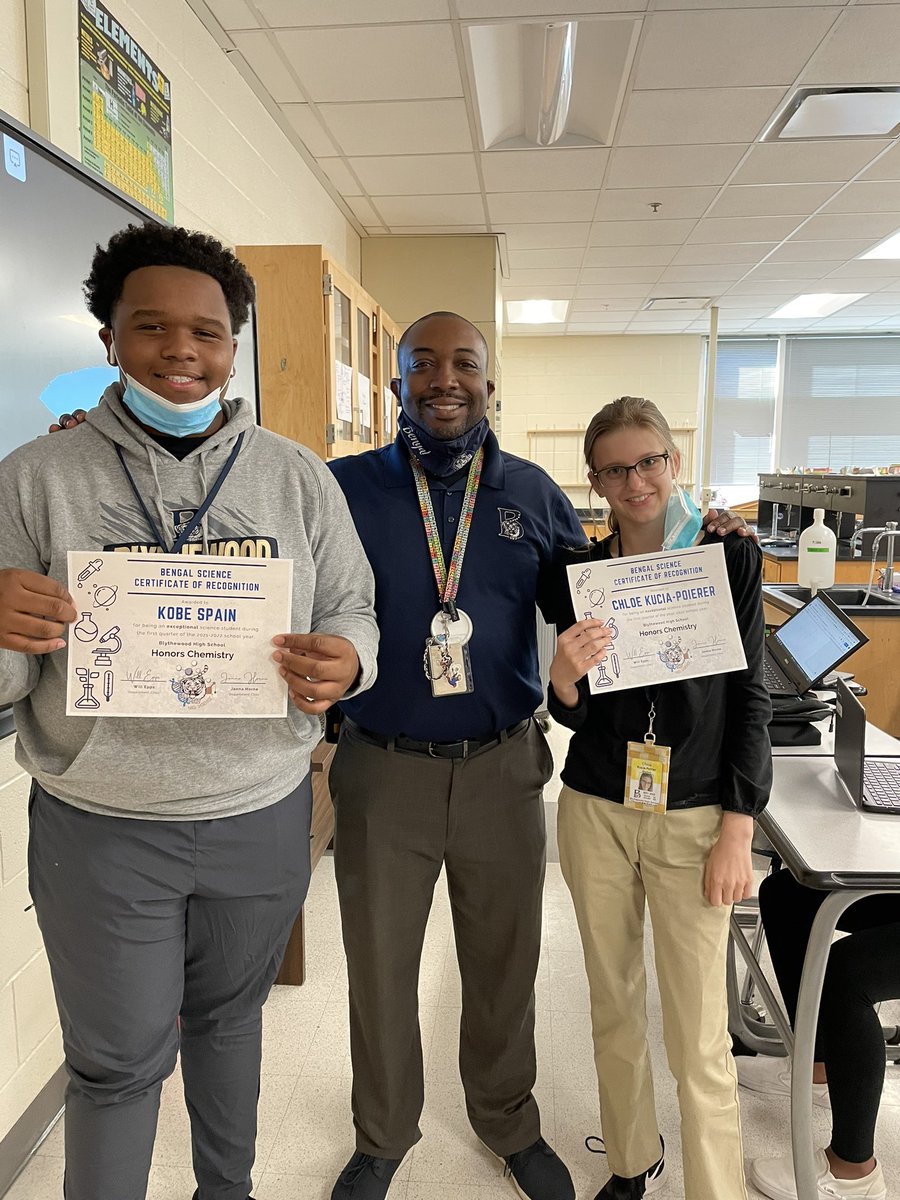 CatMomWV's tweet photo. Celebrating more exceptional science students from Q1! @simpsonville101 @msgconstantino @1ProudBengal @BlythewoodHigh #BengalScience https://t.co/9oiexrTUVp