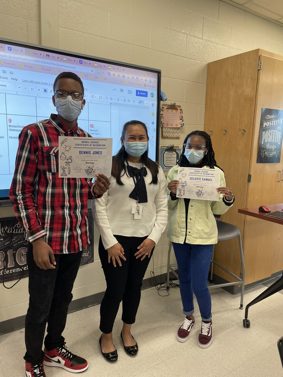 CatMomWV's tweet photo. Celebrating more exceptional science students from Q1! @simpsonville101 @msgconstantino @1ProudBengal @BlythewoodHigh #BengalScience https://t.co/9oiexrTUVp