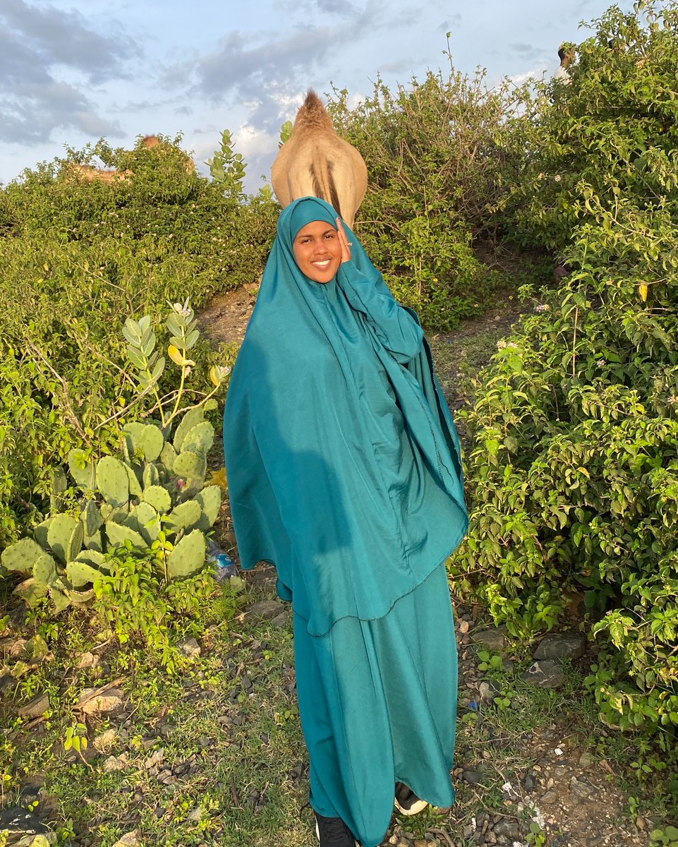 Portland_State's tweet image. “As a First Generation graduate, I will become the first woman in my family to get a bachelor’s degree. I want to become a great role model for my younger siblings." ✨ #PSUFirstGen student Ayan Muhumed 

#CelebrateFirstGen 

See more stories ➡️  bit.ly/2YiUeBJ