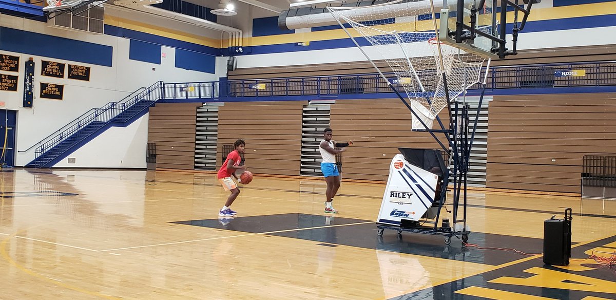 Shawn Henderson (@shenderson574) on Twitter photo #SeniorLeadership This morning <a href="/irobinson2111/">Isaiah Robinson</a> took the time and put up some shots with <a href="/SBRileyhigh/">South Bend Riley</a> Class of 2025 Marvin Schindler #GoWildcats #GoodvsGreat #Proudprincipal #SeniorLeadership This morning <a href="/irobinson2111/">Isaiah Robinson</a> took the time and put up some shots with <a href="/SBRileyhigh/">South Bend Riley</a> Class of 2025 Marvin Schindler #GoWildcats #GoodvsGreat #Proudprincipal
