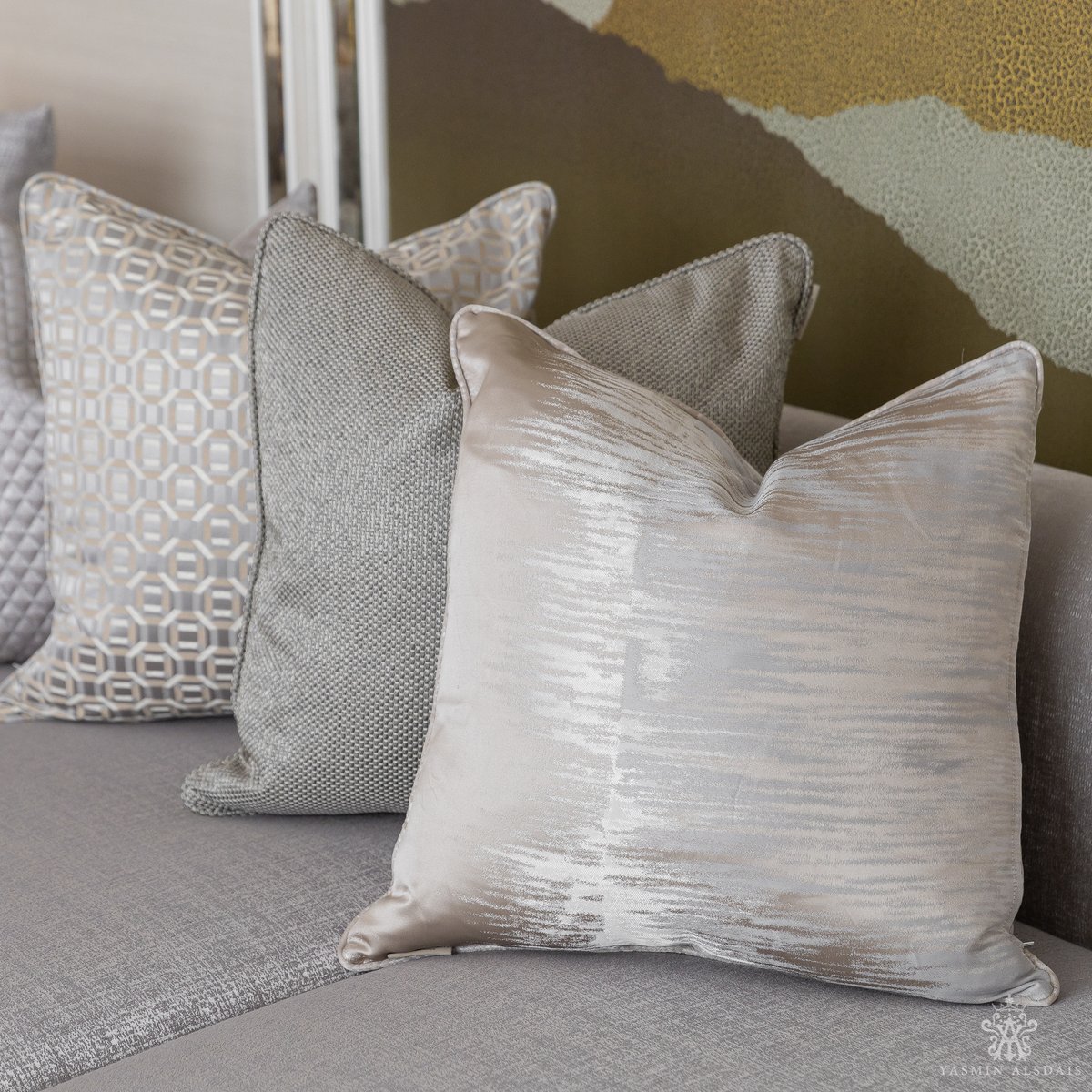 yasminInteriors's tweet photo. أختيارات مدروسة من الألوان وتدرجاتها في اللوحة الجدارية وتناغمها مع الجوء العام. ولاننسى استخدام الرخام والنحاس في طاولات الخدمة المصممة خصصيا لتتمشى مع التصميم. كل ما دققت اكتشفت جمال أعمق.  #yasmininteriorsproject #yasmininteriors https://t.co/d5J2ezTEec