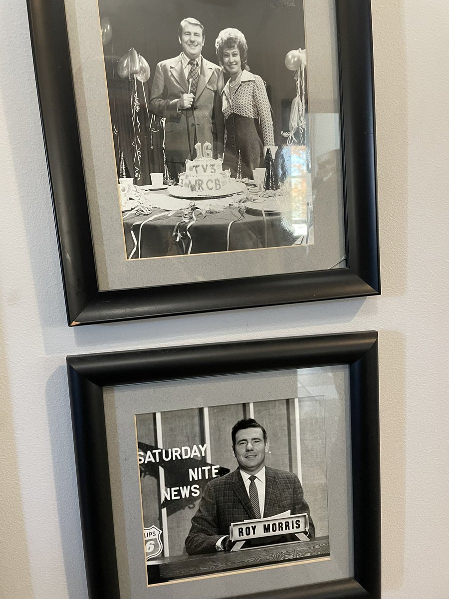 BlevinsSam's tweet photo. Wally’s on McCallie has FANTASTIC food! But it also has wall full of local history, including shots of some of Chattanooga’s most famous broadcasters! Check out these classic shots of @WRCB LEGEND Roy Morris! #Wallys #lunchtime #theplacetoeat #CHAHistory https://t.co/GnkKxhUjQ2