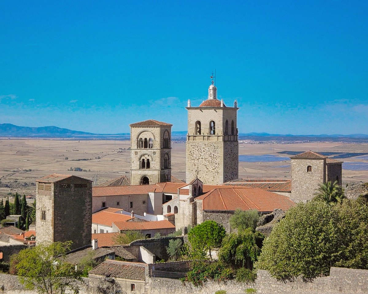 RomanicoEspana's tweet photo. El centro histórico de Trujillo (Cáceres) y su característico perfil recortado por varias torres entre las que llama nuestra atracción la reconstruida "Torre Julia", que no es sino el campanario románico de la iglesia de Santa María la Mayor #FelizLunes #FelizSemana https://t.co/a2pGNEjzNl