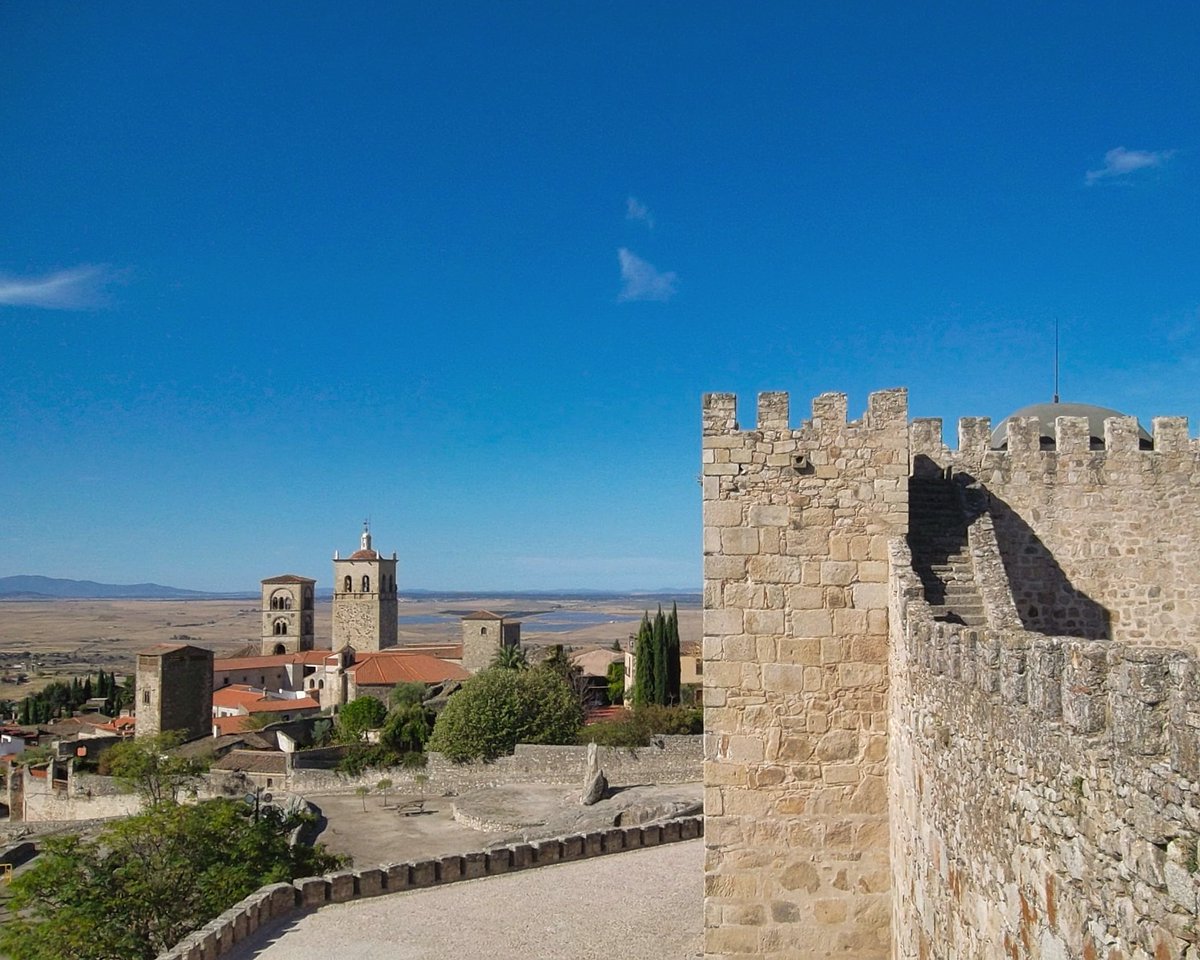 El centro histórico de Trujillo (Cáceres) y su característico perfil recortado por varias torres entre las que llama nuestra atracción la reconstruida "Torre Julia", que no es sino el campanario románico de la iglesia de Santa María la Mayor #FelizLunes #FelizSemana