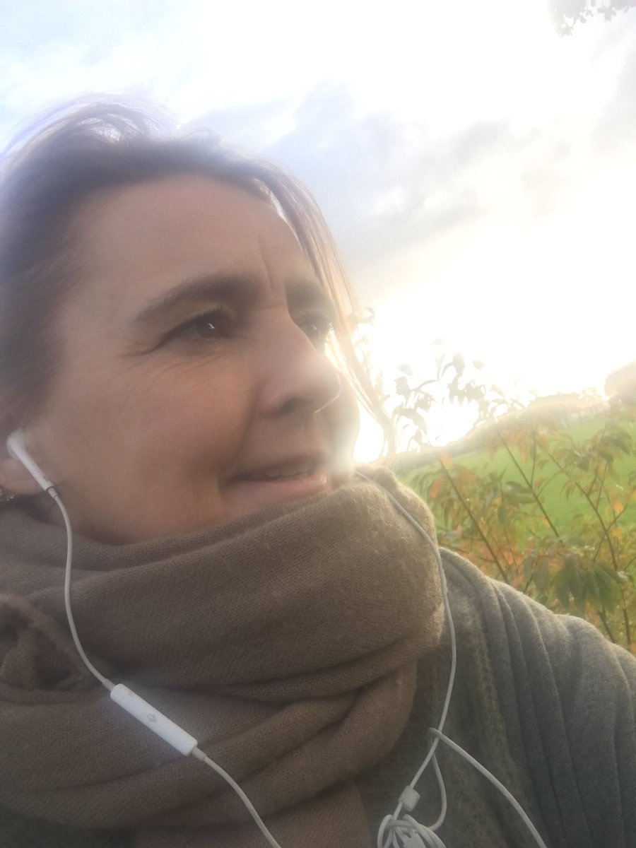 EmilieGroot's tweet photo. Voor alles is een 1e keer..
In plaats van voortgangsoverleg achter de laptop in teams 💻
vandaag al wandelend 🍂☀️
in overleg
met een van de studenten @FontysOSO
#studiecoach
#GOwithFLOW
#masterEN
#FLOWroutine
#keuzesmaken
#leeromgeving
#bewegendleren
#boomkikkerpad https://t.co/6wUjAoQyDW