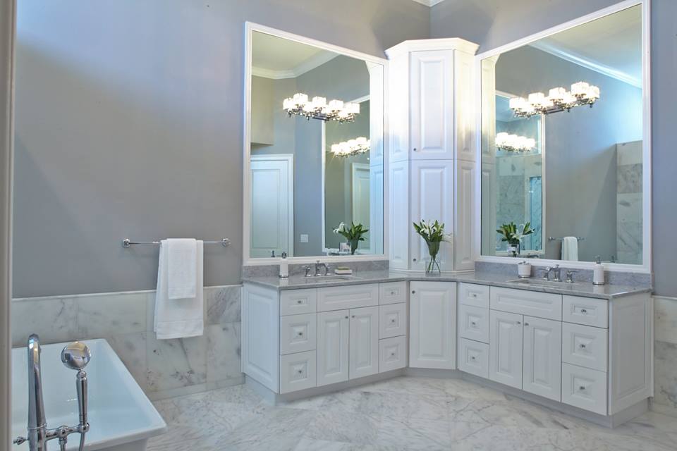 ngkbllc's tweet photo. Clean &amp; pristine. ✨ An idyllic place to get ready for the day.

.
.
.
https://t.co/f1hJIl4U38
#NGKB #sanantoniotx #kitcheninspo #kitchendesign #interiordesign #interiordesigning #interiordesigninspiration #bathroomdesign https://t.co/FWLzhMg5UA