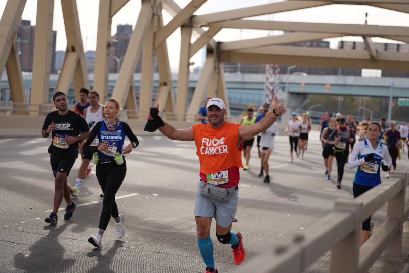ExaminerMedia's tweet photo. Bedford School District Athletic Director Adam Lodewick at mile 20 of the New York City Marathon yesterday. 

Lodewick, whose wife is battling cancer, is sending a clear message with his shirt and his determined running spirit. 

- Photos and information courtesy of Art Nelson. https://t.co/Wawn9XPoHV