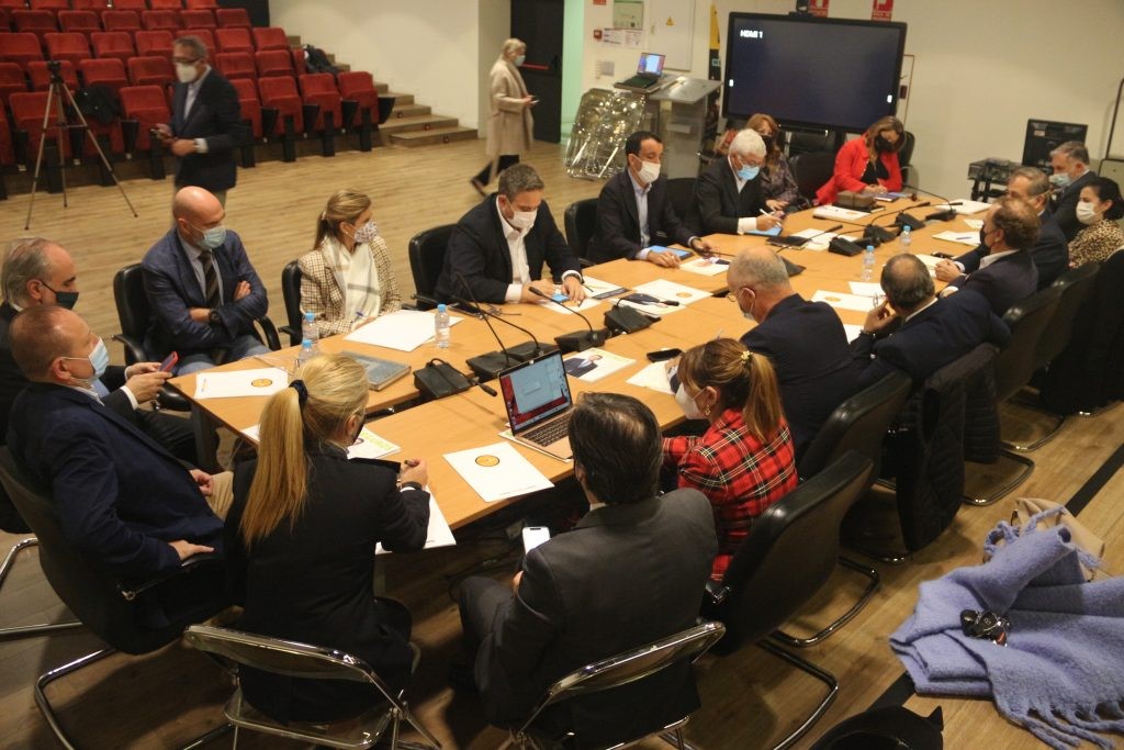 RevistaEcofin's tweet photo. Tras las deliberaciones del Jurado de los Premios ECOFIN del pasado 3 de noviembre, ya tenemos los 20 candidatos a TITANES DE LAS FINANZAS 2021. Puedes votarlos hasta el 18 de noviembre. #ecofin21
https://t.co/RoyQYnh32m https://t.co/odV3ubDGR4