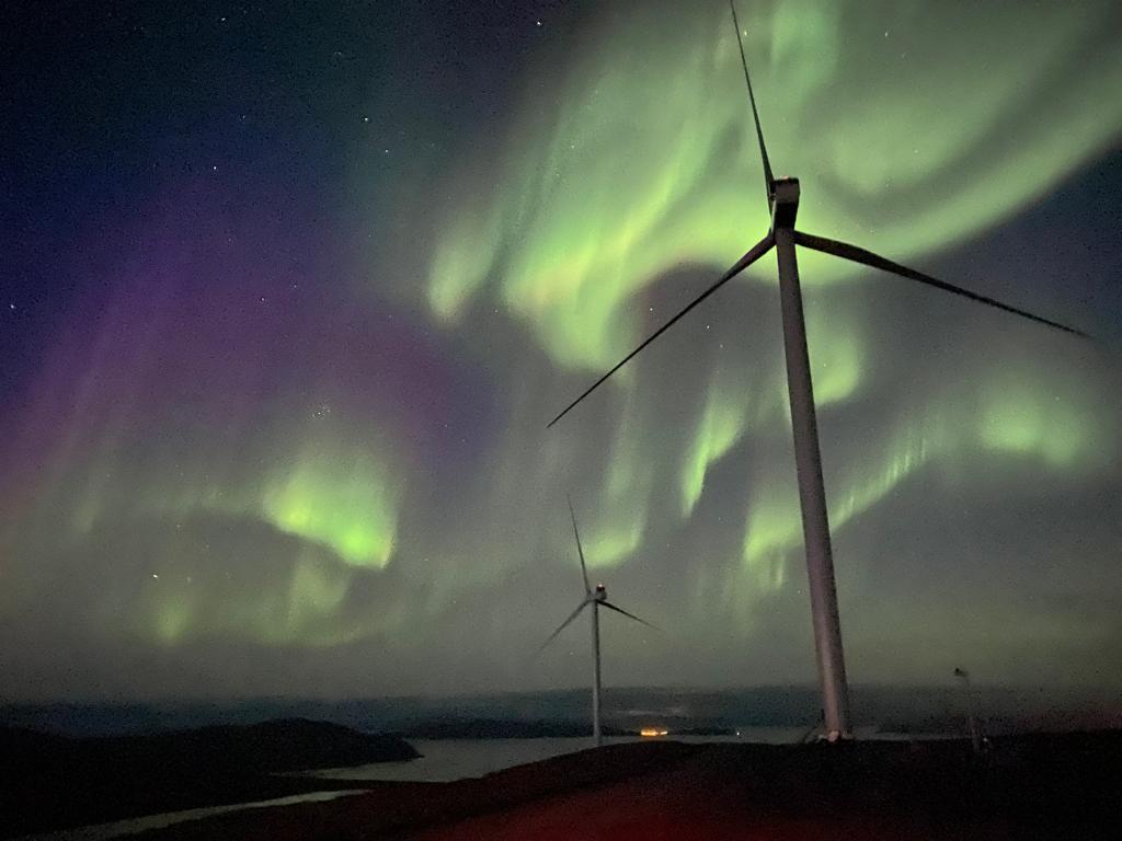 fairwind's tweet image. Some people dream all their lives about seeing the Northern Lights. Our wind turbine technicians in Norway no longer have to dream😀

#windpower #windenergy #Norway