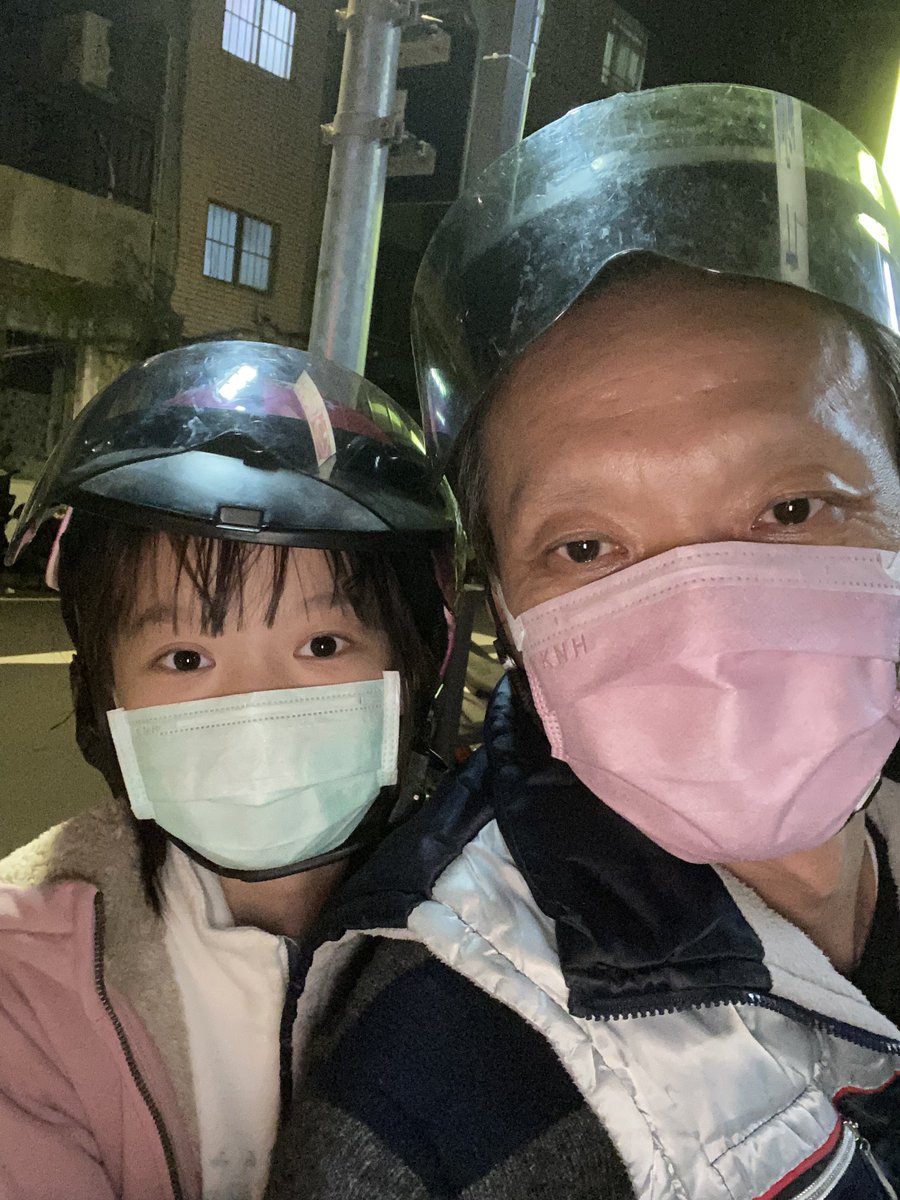 agobosshc's tweet photo. 不管颳風還是下雨天，我一定都會接小寶放學，聽小寶說今天所發生的事，三個孩子從小到現在只要有瘀青、肚子脹氣，都是我在幫孩子推推，所以我跟孩子們到現在都很親，這是身為父親跟孩子親近最簡單的方式。
#愛很簡單 https://t.co/zs6vxV2Q4o