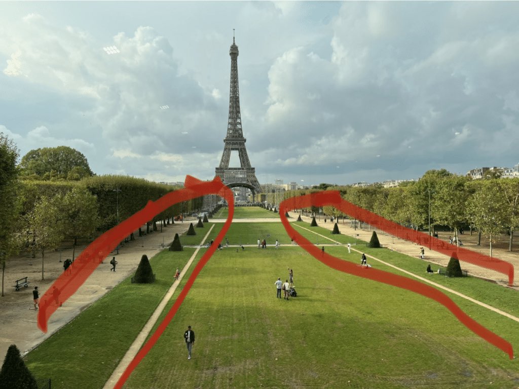 QsB75's tweet image. [Fil #SaccageParis] Les pelouses du Champ de Mars vont être rétrécies de 30%… tous les arbustes qui s’y trouvent seront abattus: une aberration tant ces pelouses sont appréciées des parisiens et des touristes
Mais un sabotage si caractéristique du saccage parisien 1/14