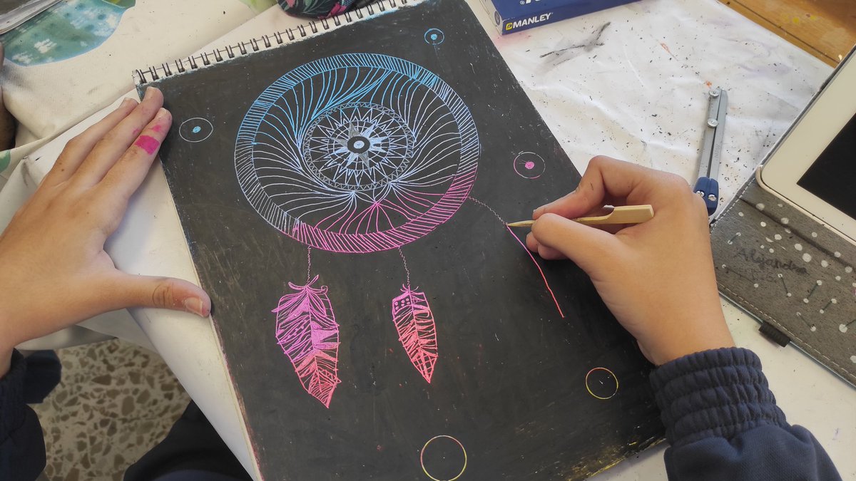 jaimemunne's tweet photo. Así de coloridas están quedando las prácticas realizadas por los alumnos en la asignatura de #EPVAV utilizando la técnica del #esgrafiado. @ColegioSalliver #arts #crecerenconfianza https://t.co/MCHt8jfoA4