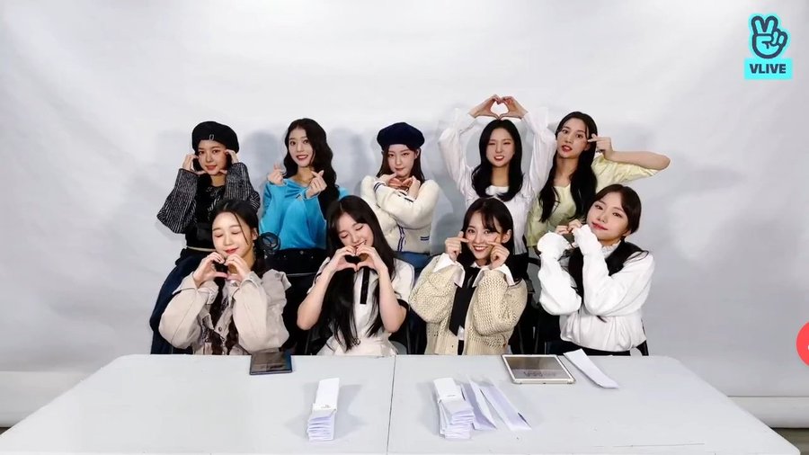 Gw agak heran sama posisi dudukny Kep1er.Bukannya biasany klo girlgrup yg ad rankingnya itu dudukny sesuai urutan ranking ya?
Tapi kok ini agak aneh ya,kayak contohny hiyyih, dy rank 2 tp duduknya di ujung,trus si xiaoting rank 9 tp dudukny mala ditengah, 
Ada yg bisa jelasin gk?