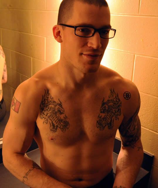 AbsolutTwilight's tweet photo. @NatashaPayne95 @PurpleBrina17 @CiaraCobb @SophieSmith68 @gentlegillies @FANdemoniumNet @elloimamy @zhenyaschmidt @_HaikusGoddess @jeangenie420 @MirandaMajor #FNhot Inked up. @Tracy_N25 #AndrewFerence #Hockey #NHL https://t.co/rxiH9cHzBS
