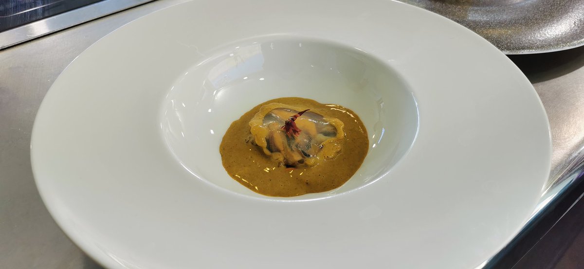 Fondo marino con cremoso de erizo, mejillones, caracolas de mar y hueva de mújol, cubierto por un velo con algas y crema de anémonas de mar.
Como sumergirte en el océano. 
#RegióndeMurciaGastronómica21