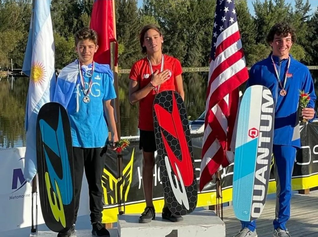 DeportesAR's tweet photo. #EsquiAcuatico ¡Argentina sumó tres medallas en el Campeonato Panamericano de México!

Bautista Ahumada obtuvo el último podio para la delegación con su segundo puesto en figuras Sub 14. Se sumó a las doradas de Tobías (slalom Sub 21) y Francisco Giorgis (salto de rampa Sub 14). https://t.co/K4p19g1DMk