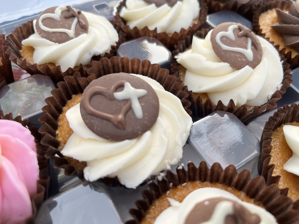 StMarksCol's tweet photo. Happy Birthday St Mark's Church!

It's one year since our friends @StLukesCol sent us out to plant a new church, and we celebrated yesterday by eating and sharing cake in the park. 

If you are looking for a joyful and friendly church family, then we would love to hear from you. https://t.co/PWO21BjyZ2