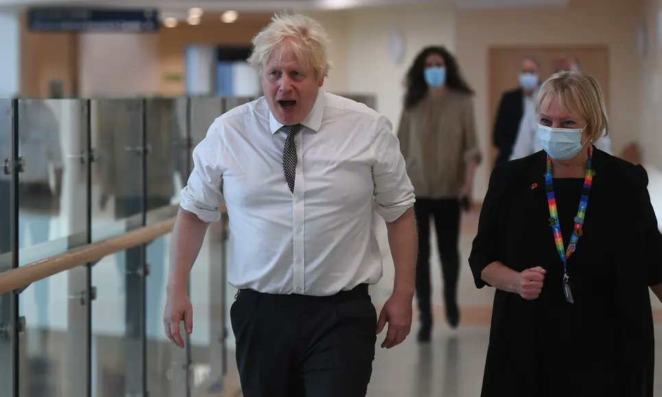Everyone who visits a hospital has to wear a mask on entry. Except Johnson. They should refuse him entry.
