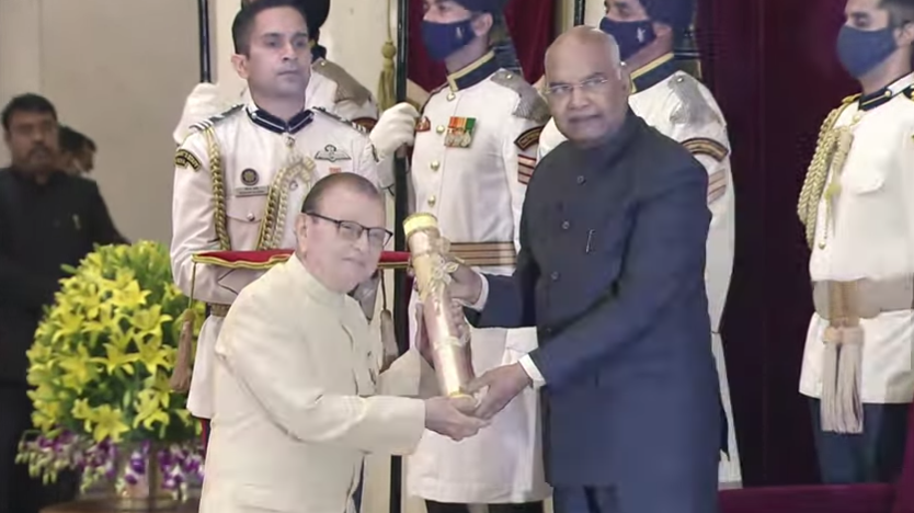 DeshGujarat's tweet photo. Nadiad, Gujarat based educationist HM Desai ; Surat, Gujarat based veteran Parsi theater artist Yazdi Karanjia receive Padma awards today at Rashtrapati Bhavan in national capital New Delhi https://t.co/fQhY0Ao1TA