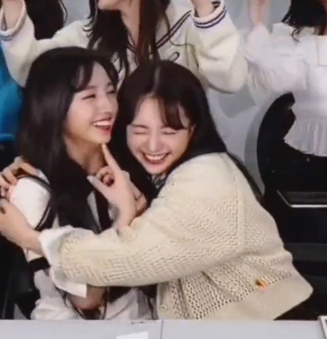 j02acemashiro's tweet photo. same tight hug, same smiles, same person, different time. mashiro and yeseo are the real definition of "soulmates". https://t.co/OnJkylfWZG