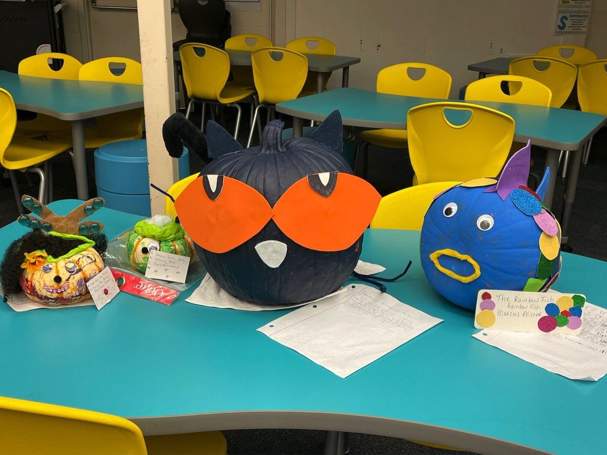 RussellElReads's tweet photo. Storybook Pumpkin Contest family category. #RussellESchool #CCSDLibMedia https://t.co/pjMW7ZBu1z