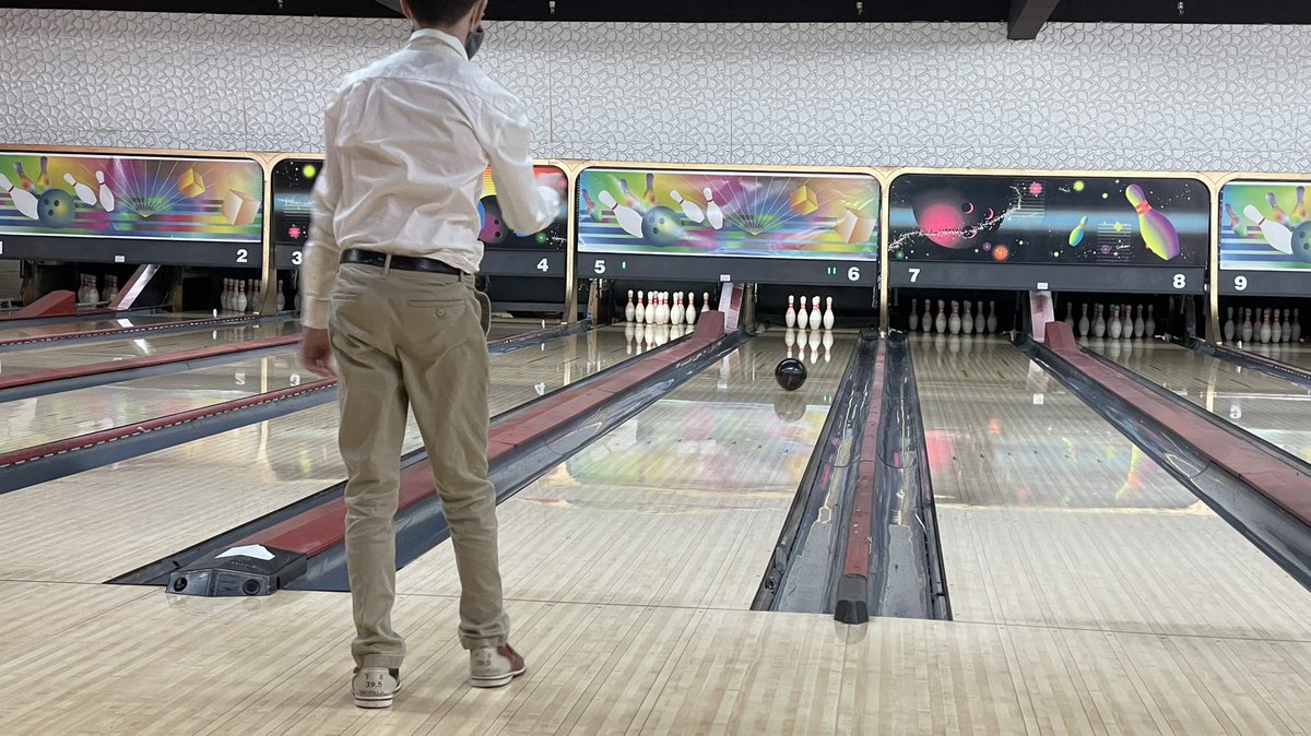 UofDJesuit's tweet photo. For many, the Friday bell means the start of the weekend. For members of our bowling team, it means an opportunity to work on their craft before the season. #JesuitExperience https://t.co/XyHPpiX2j5