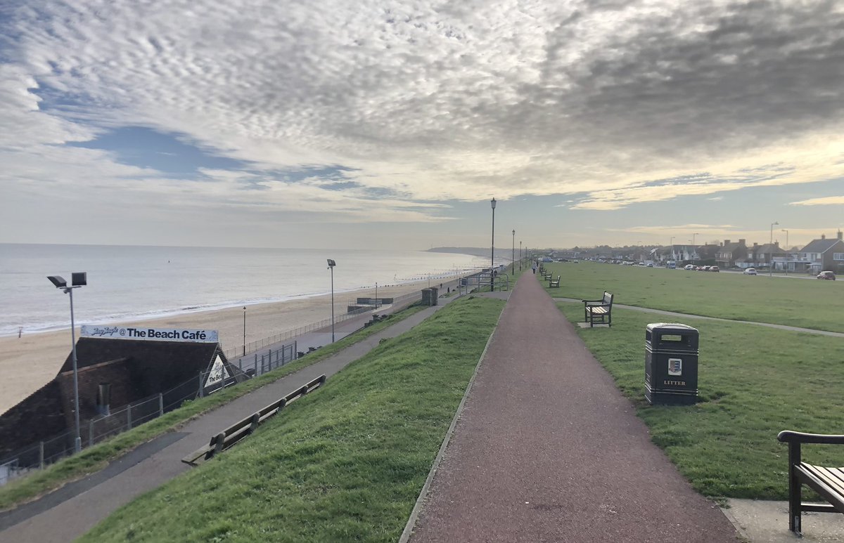 GDailyBlah's tweet photo. Beautiful beach with the #GorlestonPavilion #OceanRoom and #PubInThePier back beside the water https://t.co/3sB6YrutGl