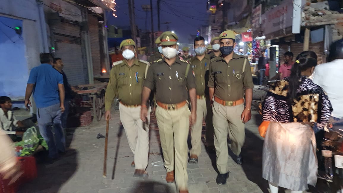 gaurpolice's tweet photo. #BastiPolice
#SHOGaur मय पुलिस बल द्वारा शान्ति/कानून व्यवस्था कायम रखने के लिए कस्बा क्षेत्र अन्तर्गत पैदल गश्त किया गया व संदिग्ध वाहनों/व्यक्तियों की सघन चेकिंग की गई। https://t.co/KX75iRy82j