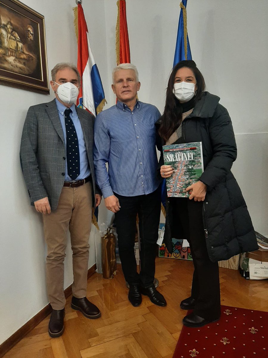ErasmusEwog's tweet photo. The mayor of #Sracinec welcomes the #ewog coordinators and sends presents to his counterparts in @aytoberja #battenberg and #Catania. @sepiegob @iesierradegador @ErasmusEwog https://t.co/GeZn6WMdFf