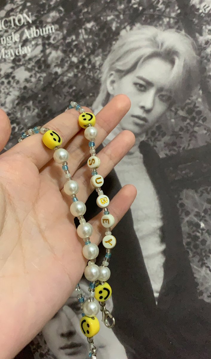The facemask straps are made with seed, pearl and smiley beads with different letters in variation! 

Very limited for these gold letters and will move on to black and white letters in the future 😭