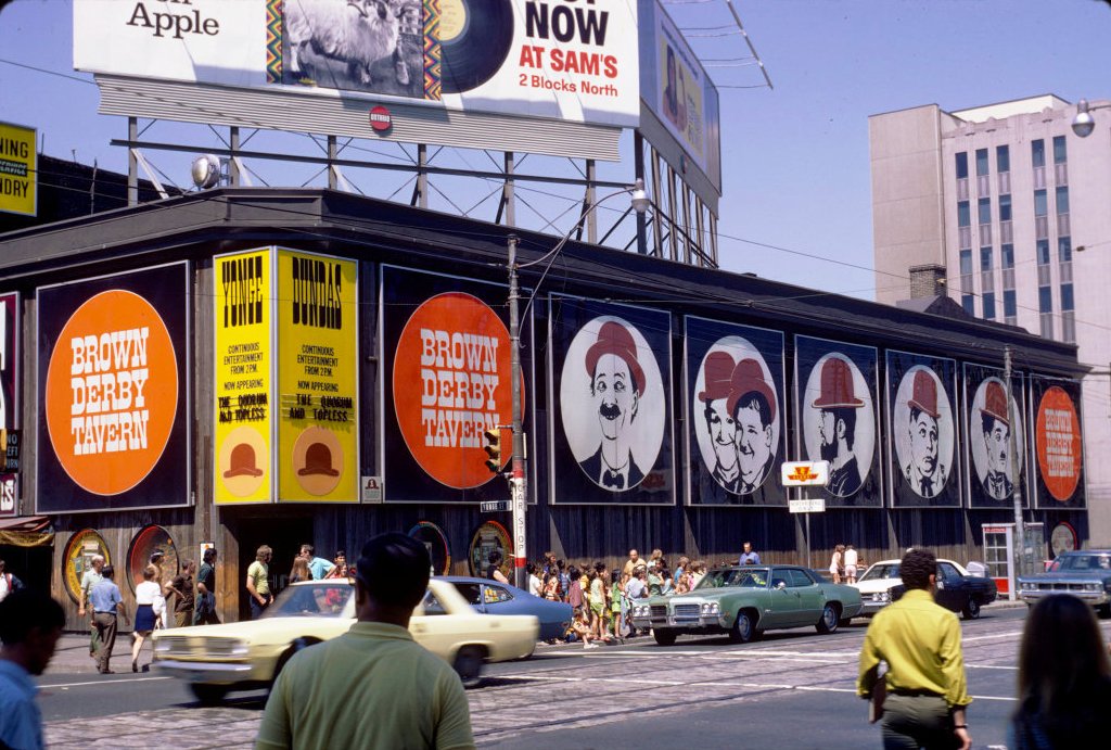 ✨ The Brown Derby Tavern was located at 311 Yonge St in Toronto. The signs of the raucous tavern made it a landmark at the busy Yonge and Dundas...

More at torontojourney416.com/brown-derby-ta…

#torontobar #torontomusic

City of Toronto Archives, Fonds 1526, File 4, Item 1