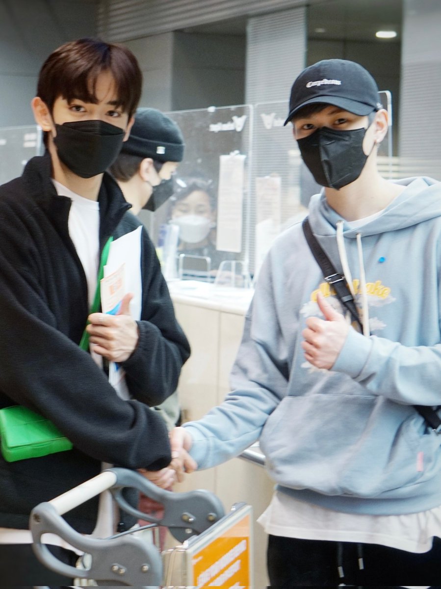 mayaonline2002's tweet photo. พาส่องแฟชั่นสนามบิน #thirdd #XXSIVK #JackieJackrin ต้าวเด็กๆ #TRINITY_TNT ที่กลับถึงไทยแล้ว
หลังจากนี้มาลุ้นกันว่าผลงานใหม่จะออกสู่สายตาของแฟนๆ ในรูปแบบไหน? #Mayachannel ไม่หลุดสปอยด์แล้ว1เพราะไม่รู้นี่แหละค่า~🤣

♾https://t.co/DCM6Bl3miM

#4NOLOGUE  #WelcomeBackTRINITY https://t.co/dTNbybFD45