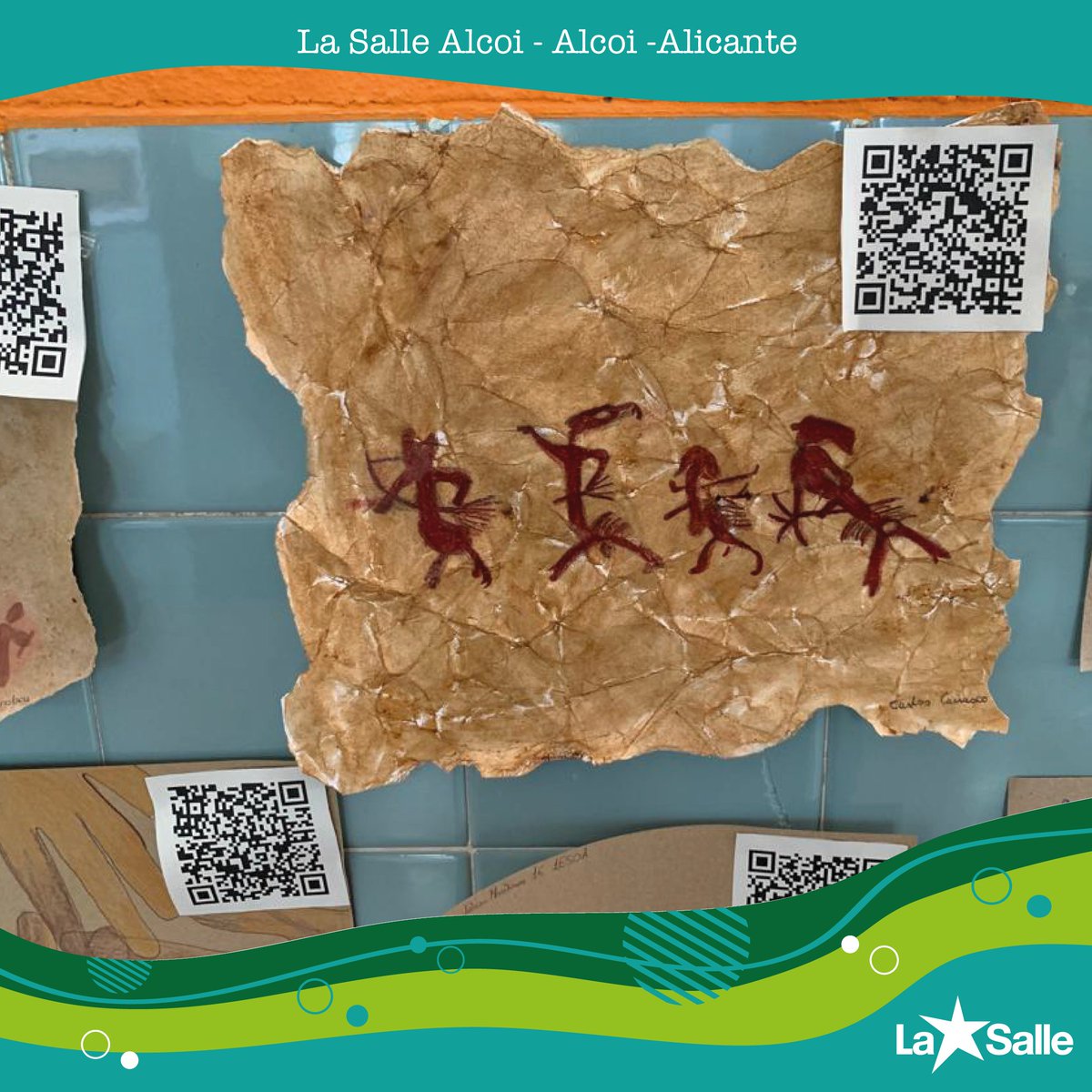 Los alumnos de 1º de ESO de La Salle Alcoi han convertido su pasillo en una cueva prehistórica. Dentro del ámbito lingüístico-social de nuestro modelo pedagógico NCA hacen una exposición de pinturas a partir de su trabajo sobre las pinturas rupestres. #NCALaSalle #ESO