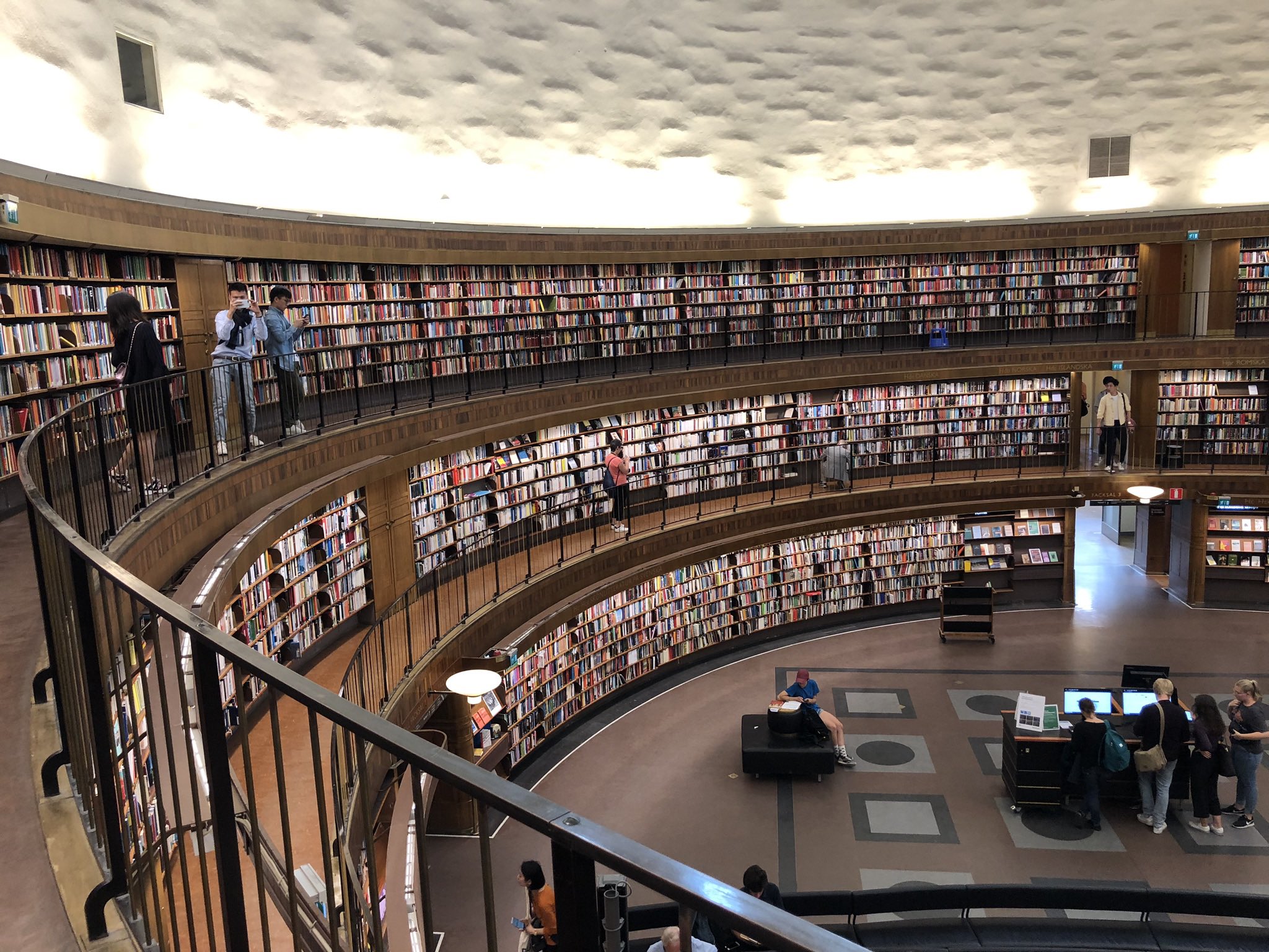 Kissy 図書館といえば有名なストックホルム市立図書館 本はもちろん全部手が届きます わざわざ見に行った T Co Fftkhyjnem Twitter