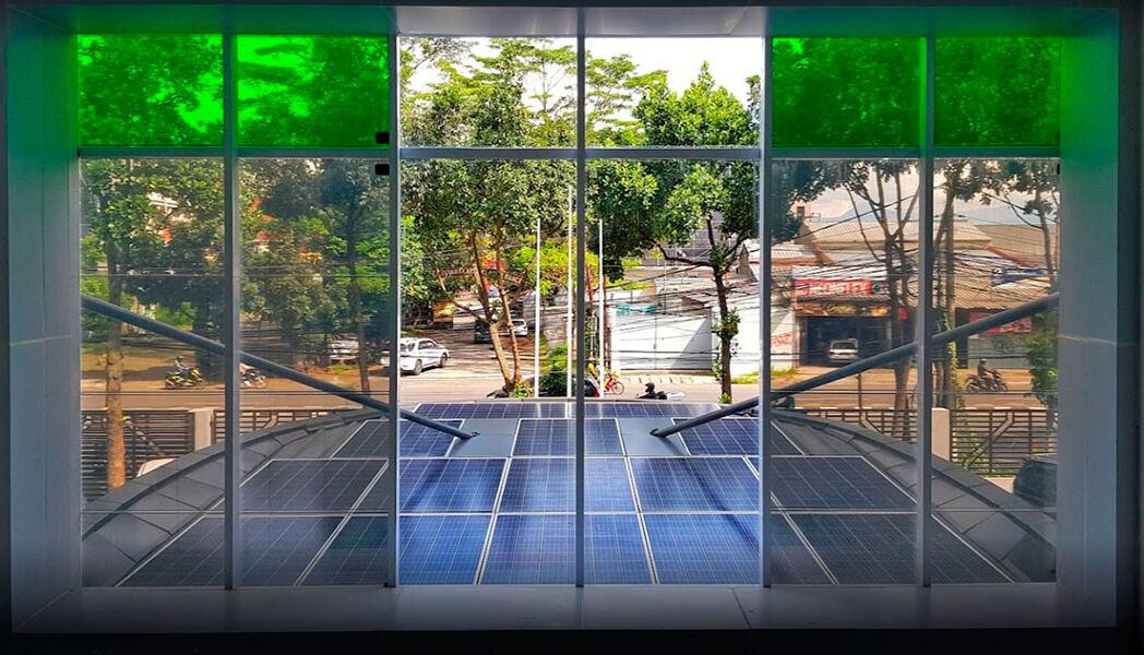 Un nuovo progetto a Bandung City in Indonesia è stato completato da <a href="/onyxsolar/">Onyx Solar</a> ☀ 
Il vetro fotovoltaico amorfo di media trasparenza è integrato nella facciata principale, e permetterà di generare #energia gratuita e pulita, permettendo anche l'ingresso della luce naturale.