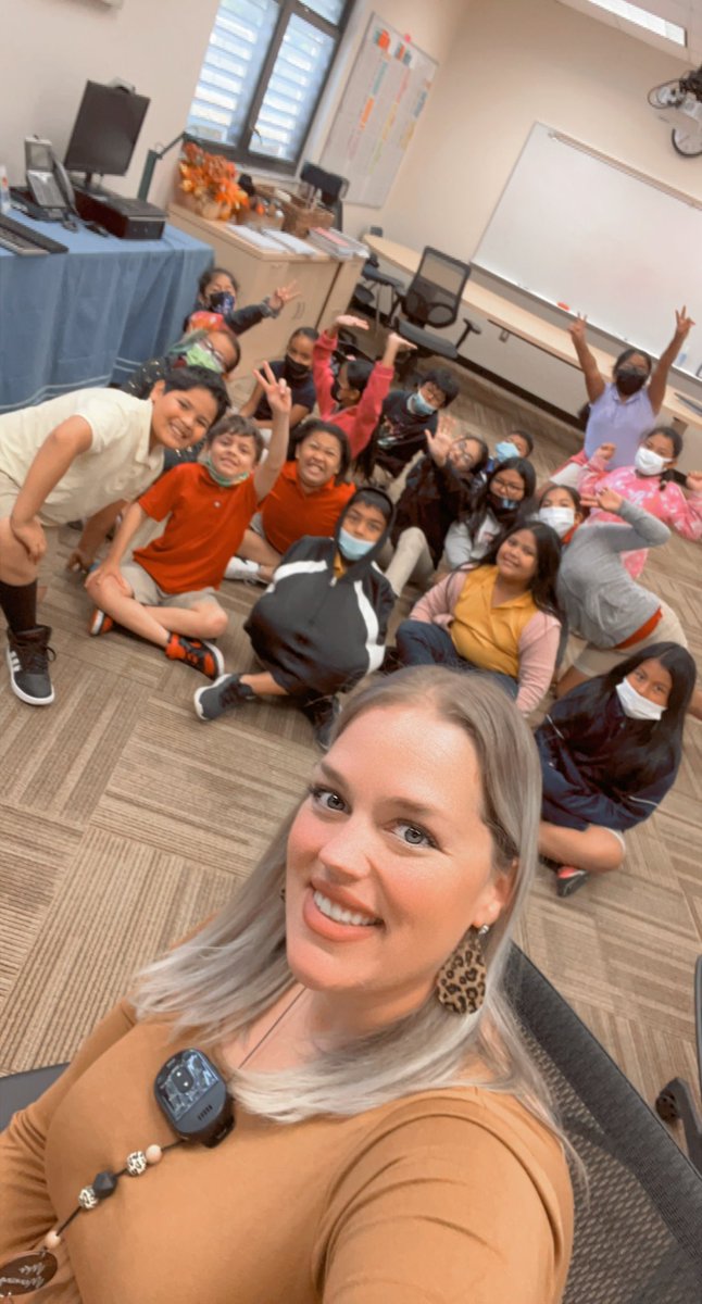 Laura_Manning13's tweet photo. We’re ready to learn ALL ABOUT FOSA from Dr. Dollar! #ZooCon @CollierScience @EPEBobcats https://t.co/yuP7UsUqUZ