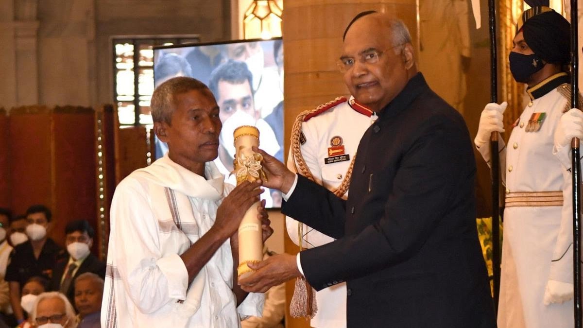 VrijeshPandey18's tweet photo. Jai Hind
Harekala Hajabba ji, a 68-year-old fruit seller from Mangalore in Karnataka, built a primary school with his earnings. Today he received India's fourth-highest civilian award, the Padma Shri for his efforts. https://t.co/17QKYGOnKN