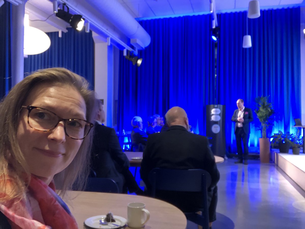 tsusiluoto's tweet photo. Visiitillä huikeassa vuonna 2021 maailman älykkäimmäksi valitussa ⁦@YITSuomi⁩ työtilassa #workery+ #AI #kestäväkehitys #mpkk181 #tulevaisuudentyöelämä #hybridityö https://t.co/SwNhO9gUes