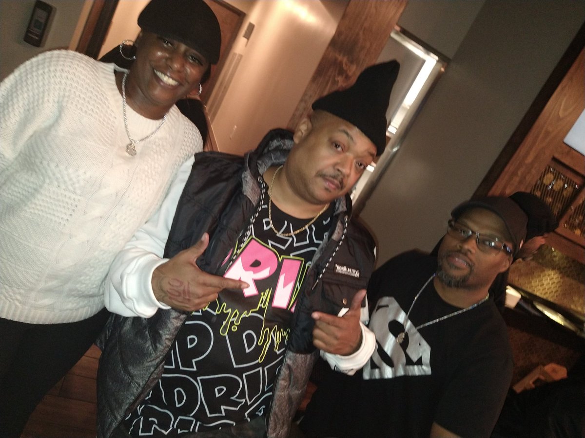 8dizzle's tweet photo. @bizarresworld Out celebrating My Birthday with the wife an ran into one of our own...💯 https://t.co/rnhTcV64Bd